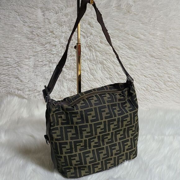 💯 Authentic Fendi Handbag 🍀 - Picture 4 of 15